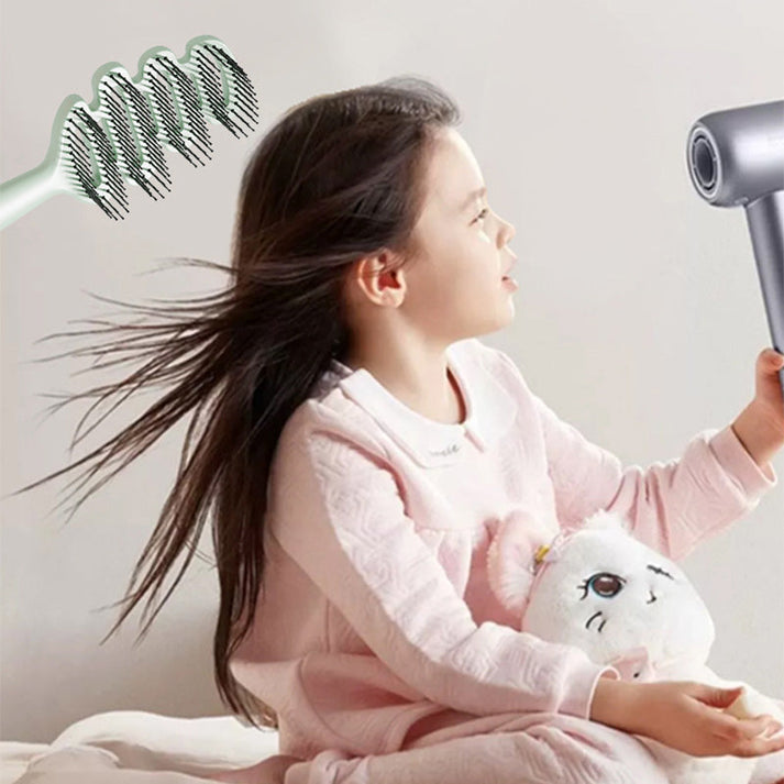 Curved hairbrush with ventilation