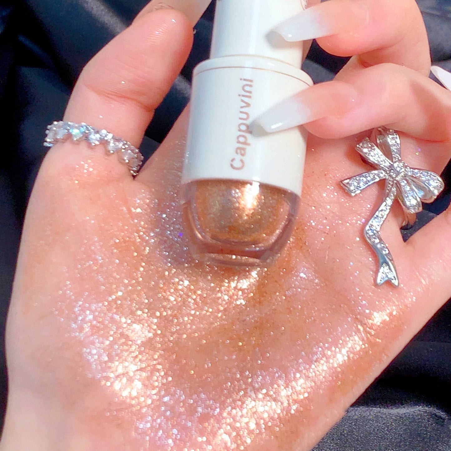 ✨ Pigmented liquid eyeshadow with a fine shimmer