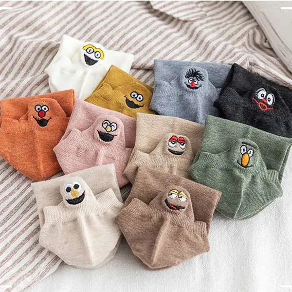 😄5 Pairs Funny Smiley Socks  – Cute Embroidered Crew Socks for Everyday Fun🧦✨