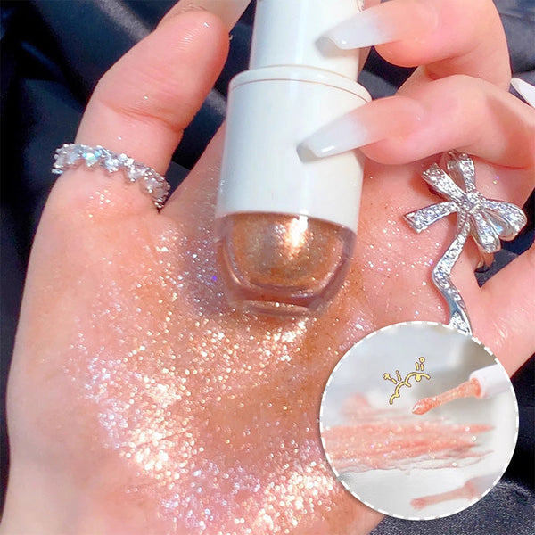 ✨ Pigmented liquid eyeshadow with a fine shimmer