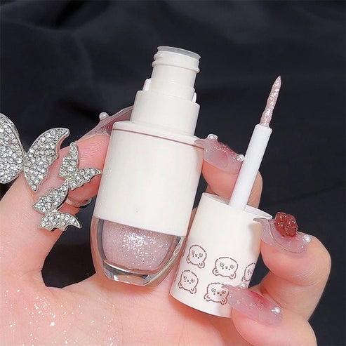 ✨ Pigmented liquid eyeshadow with a fine shimmer