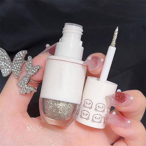 ✨ Pigmented liquid eyeshadow with a fine shimmer
