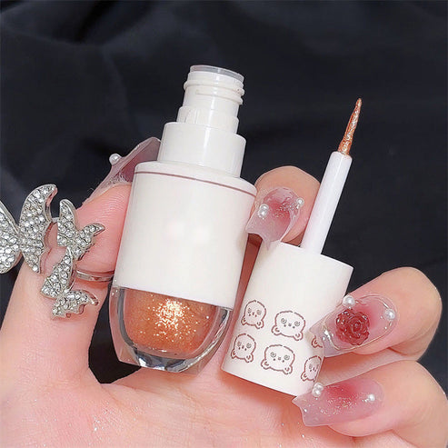 ✨ Pigmented liquid eyeshadow with a fine shimmer